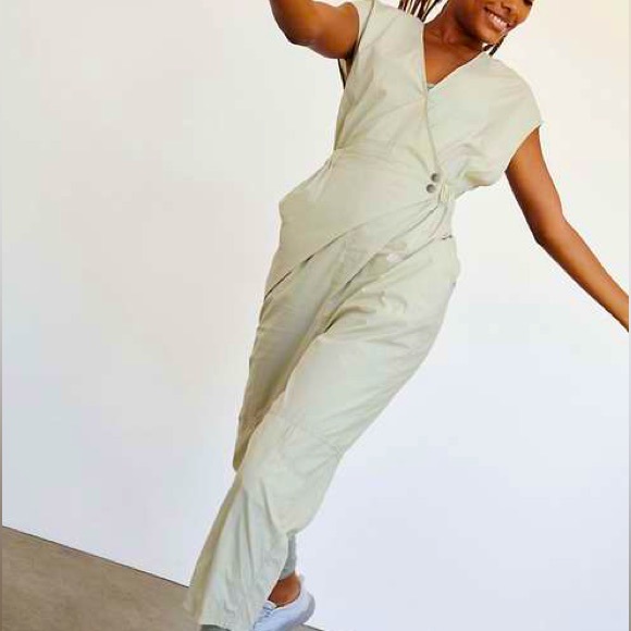 New Free People Movement Road Ahead Onesie M 8 / 10 Khaki Beige Cropped Jumpsuit - Picture 3 of 7